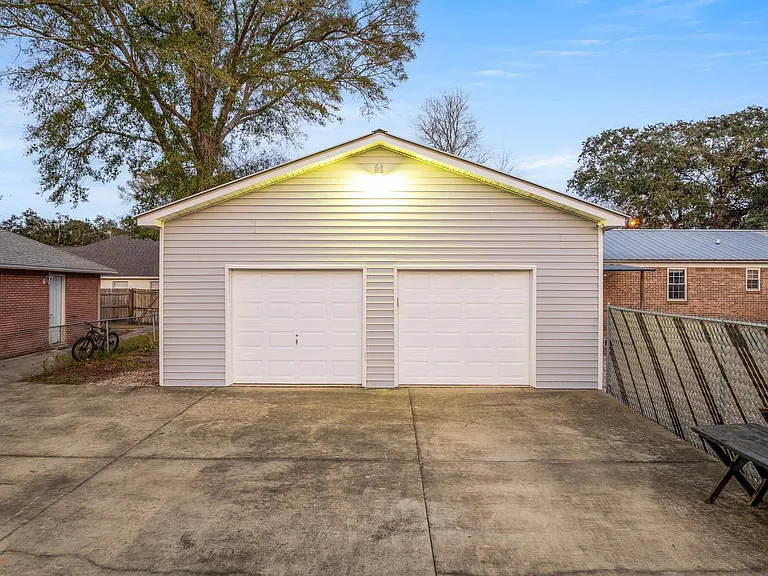 122 Beach Dr — Photo 40
