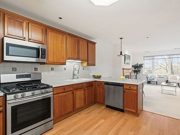 5th image of 2640 Summit Dr Unit 301