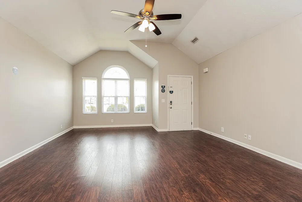 3 bed, 2.0 bath, 1327 sqft, $2,065 — Photo 4