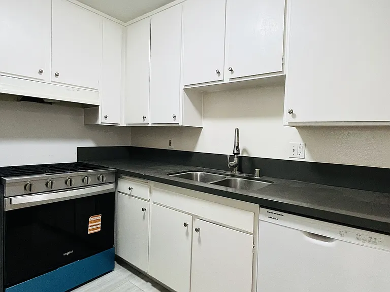 1001 W Macarthur Blvd #110 — Photo 5