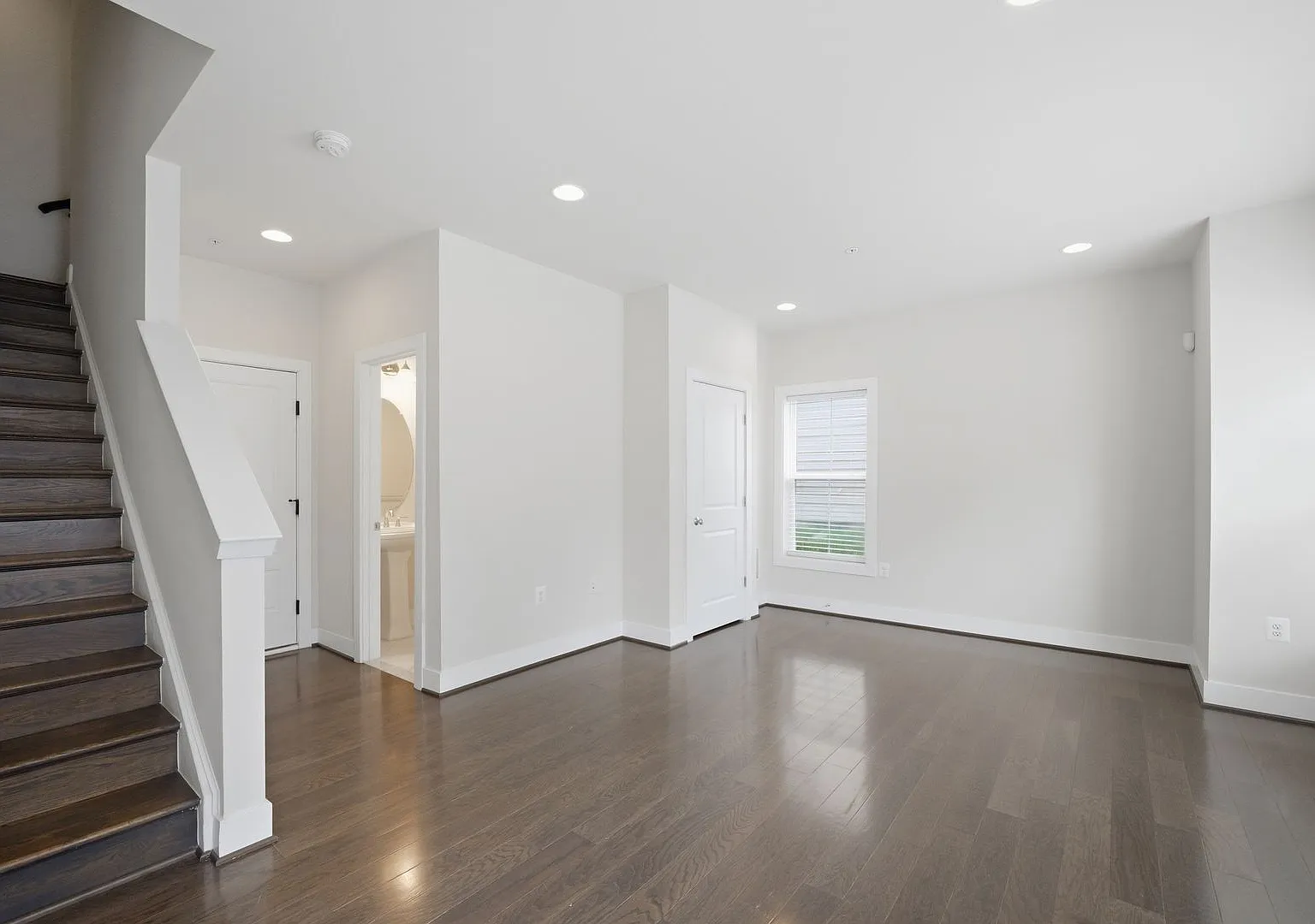 End-Unit 4-Story Colonial/Craftsman Townhome W/2 Balconies, 5-Min Walk To Glenmont Station! — Photo 4