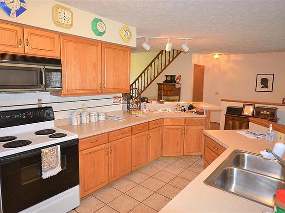 3rd image of 4037 Woodlands Dr