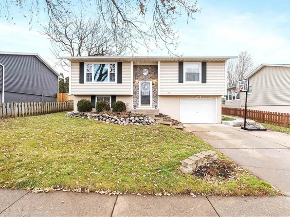 6015 N Thornwood Ave, Davenport, IA 52806