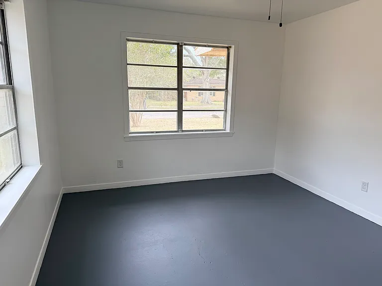 918 Roberts St — Photo 10