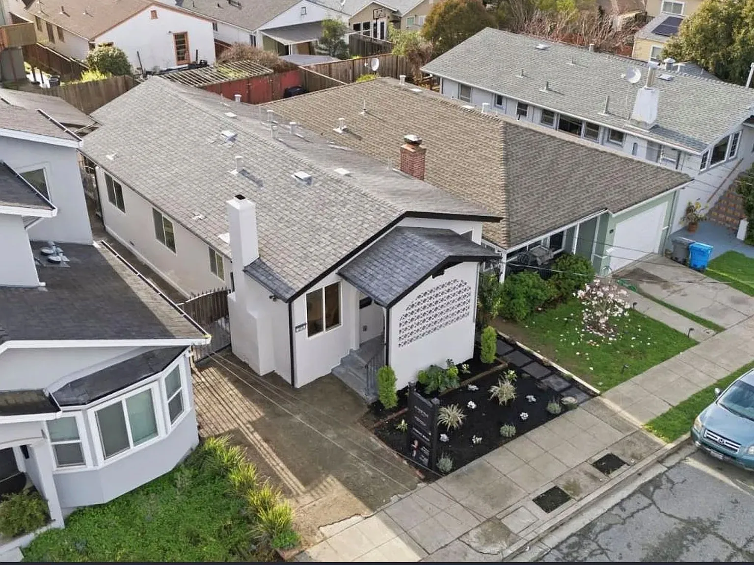3 bed, 2.0 bath, 1094 sqft, $5,800 — Photo 3
