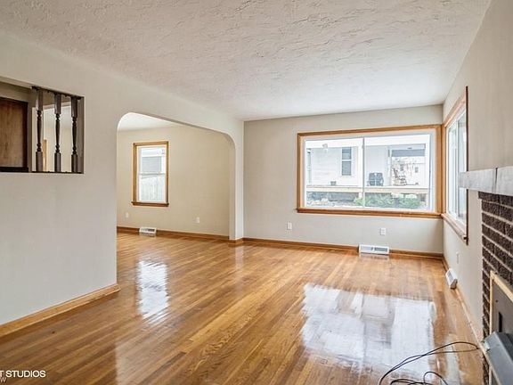 3rd image of 1133 Elm St
