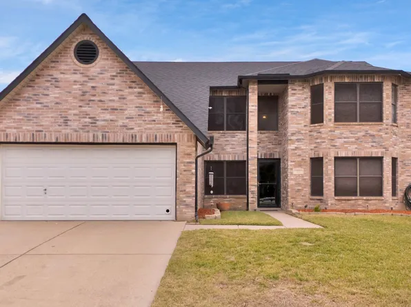 2211 Capstan Dr, Arlington, TX 76002