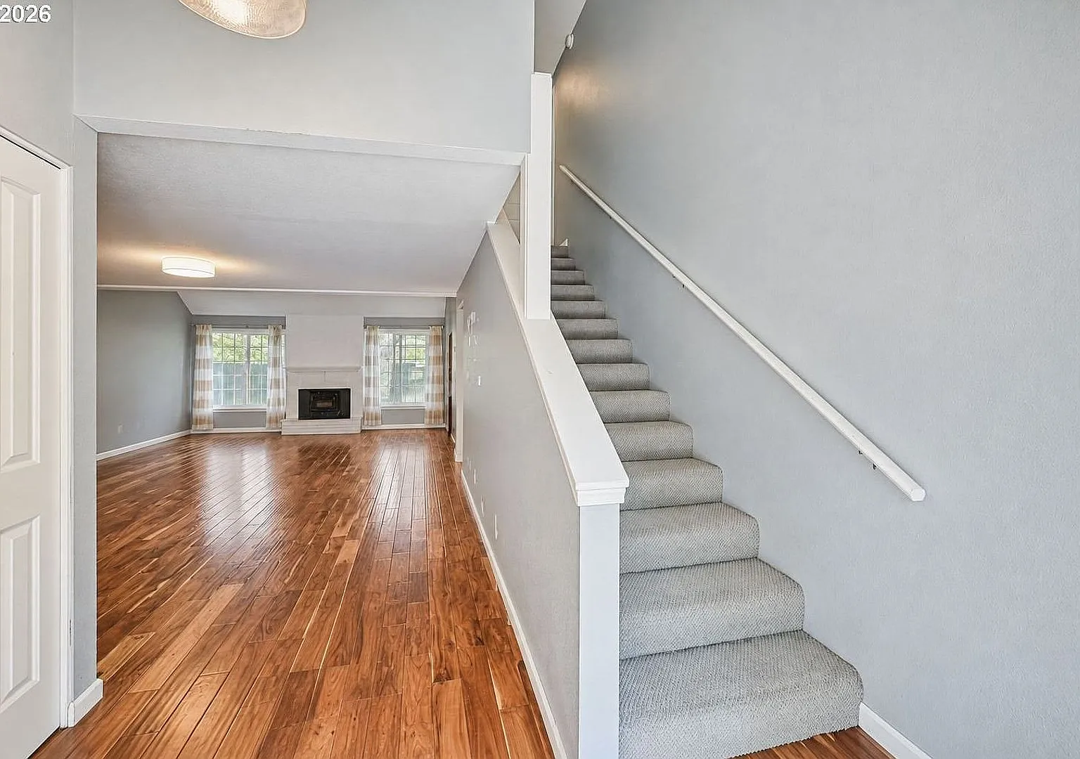 Beautiful 5 Bedroom Home in South Hills — Photo 3