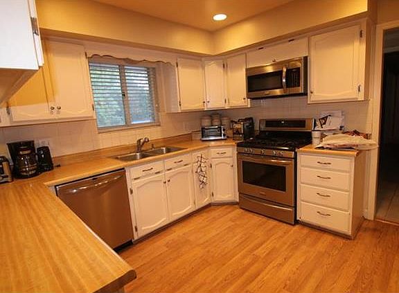 4th image of 614 NE 87th Ter