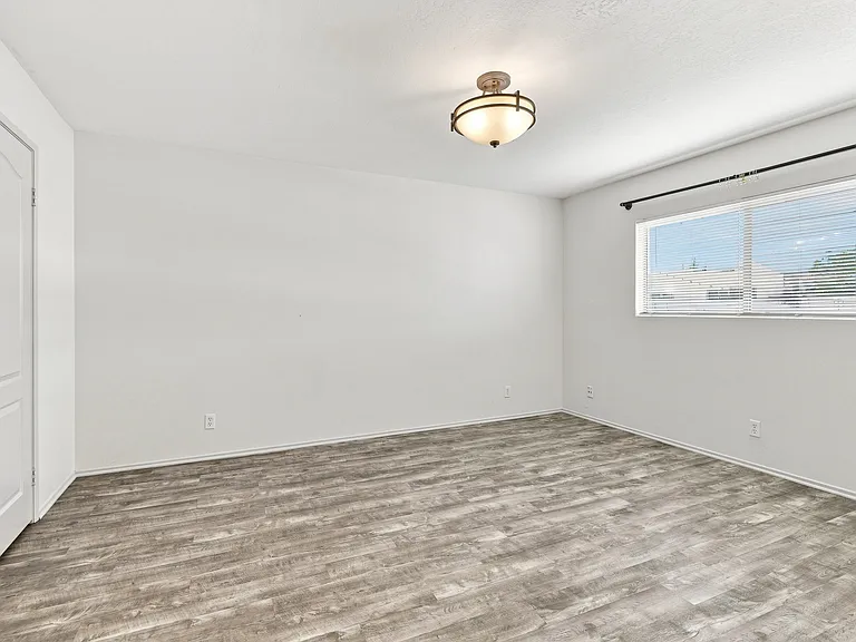 4247 Matilija Ave #102 — Photo 33