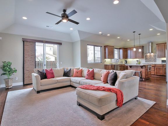 4th image of 639 Saint James Dr