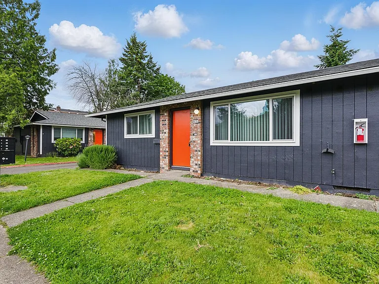 Comfort & Convenience in the Heart of Lents! — Photo 19