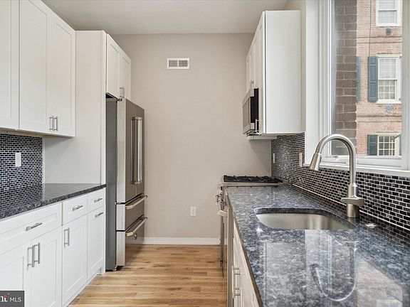 4th image of 301 Cypress St