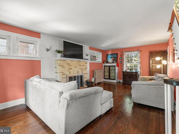 4th image of 112 Woodbine Ave