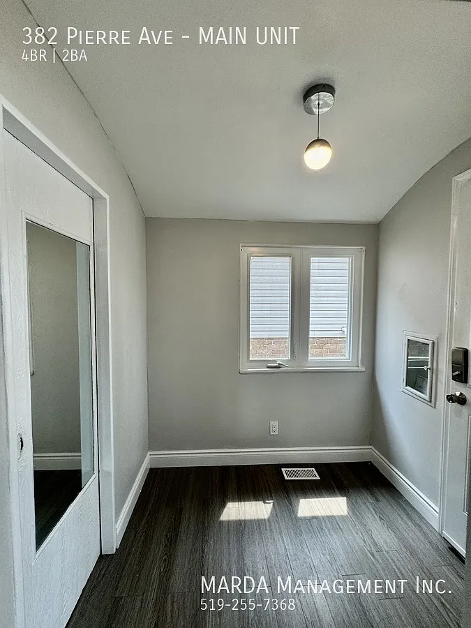 Spacious 4 Bed/2 Bath Main Floor Unit + 80% Of Utilities — Photo 3