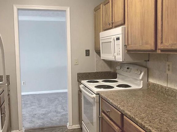 4th image of 8 Russell Ave Unit 203