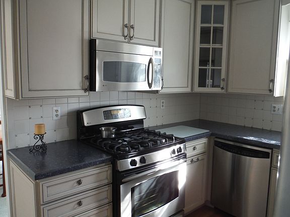 3rd image of 99 Hollybrook Dr