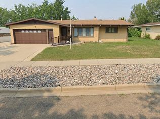 1611 6th St NW, Minot, ND 58703