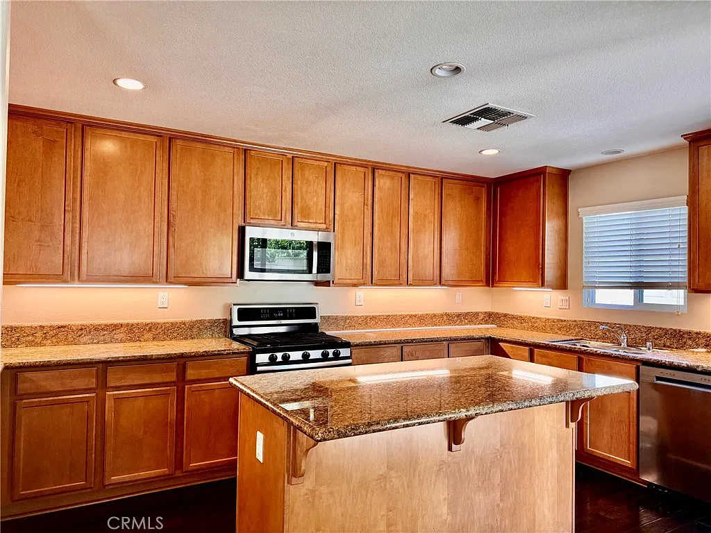 4 bed, 2118 sqft, $3,500 — Photo 4