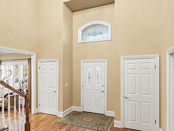 5th image of 672 S Saint James Pl