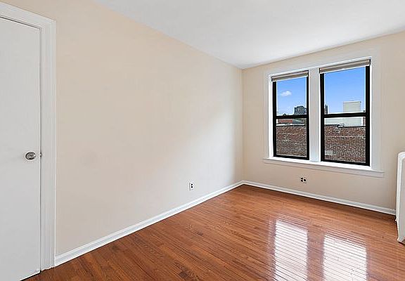 3rd image of 337 W 21st St APT 5C