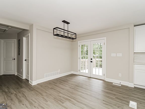 5th image of 590 Oriole Dr SE