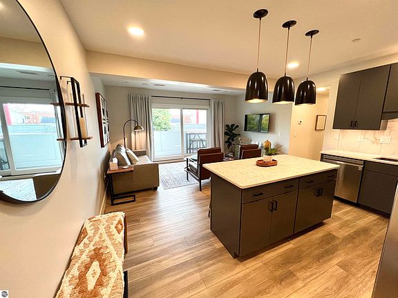 4th image of 708 Randolph St #203