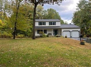 18 Cherokee Ln, Averill Park, NY 12018
