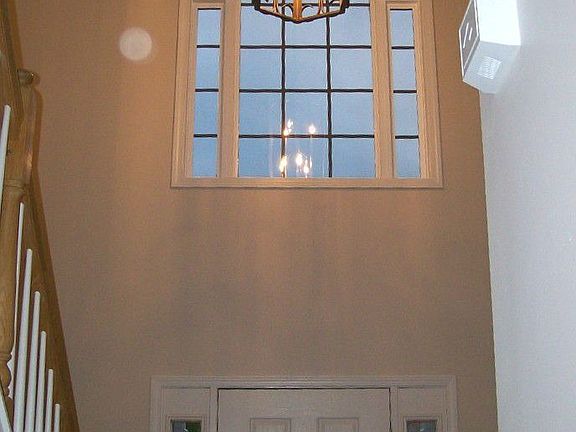 Dramatic 2-story foyer