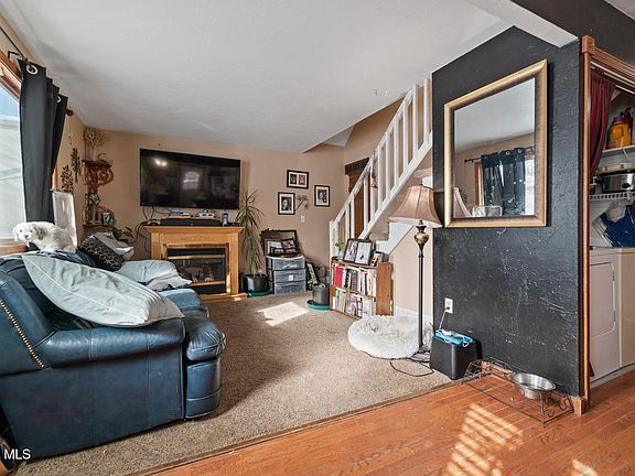 4th image of 221 Nevava Street