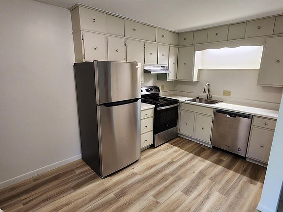 4th image of 240 W Tuscola St #4-unit 4