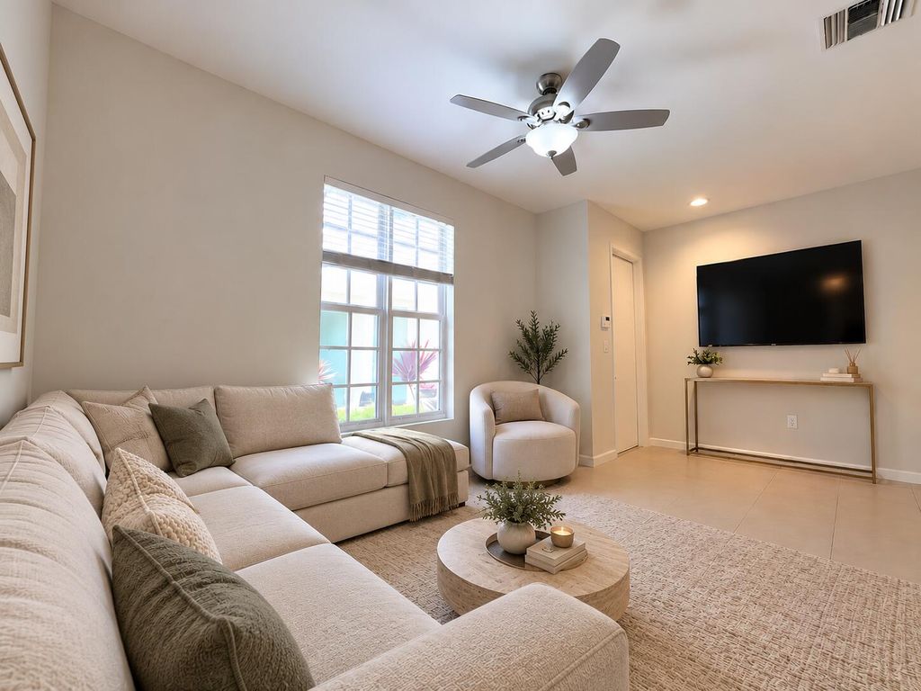 726 SW 1st Way, photo 4