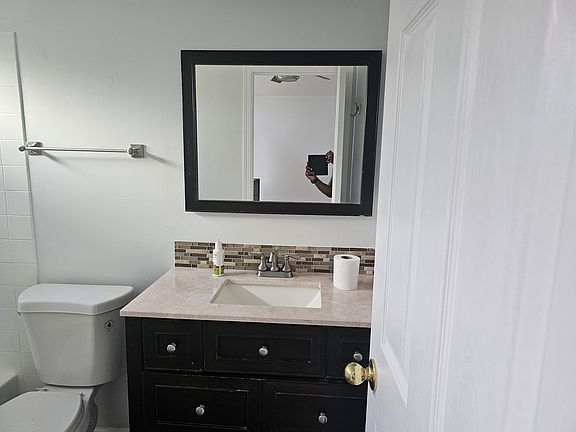 5th image of 945 Parkhill Cir