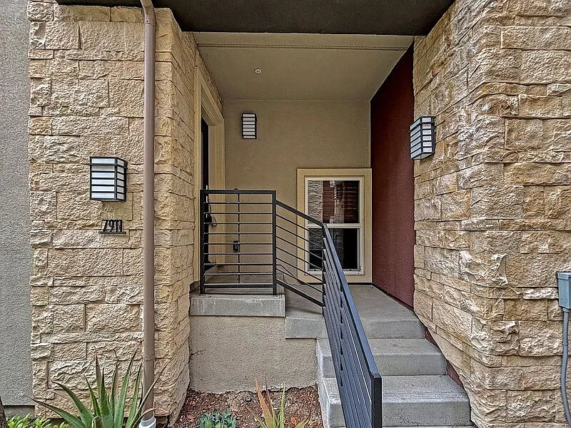 3 bed, 3.5 bath, 1401 sqft, $4,450 — Photo 2