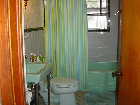 5th image of 200 E Howard Dr