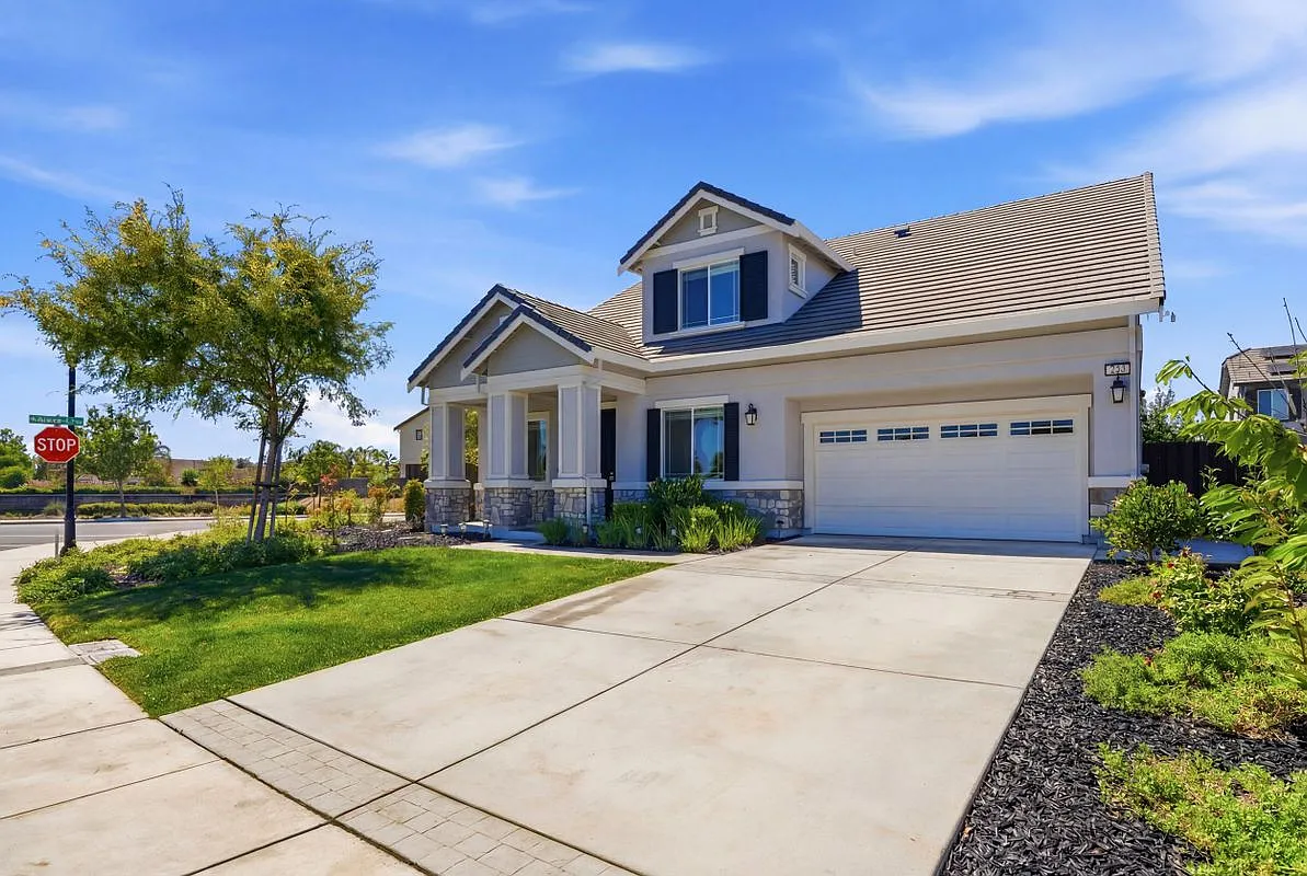 4 bed, 3.0 bath, 2355 sqft, $3,800 — Photo 2