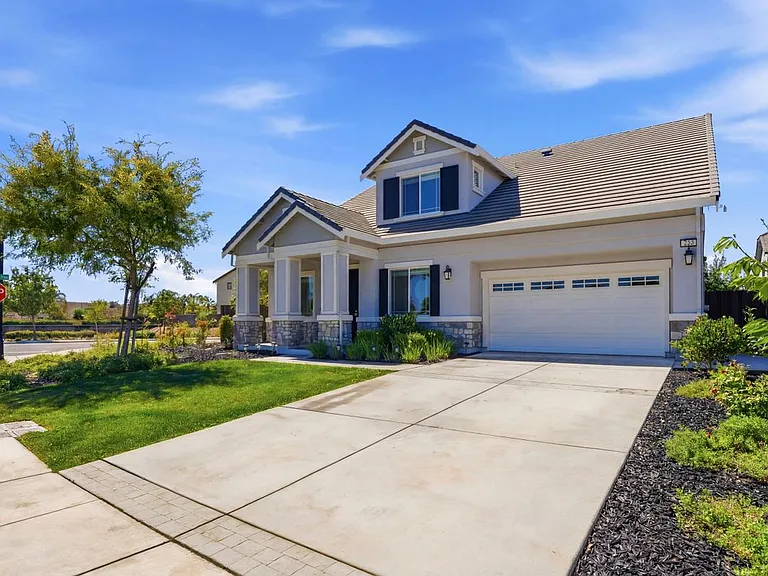453 Diamond Peak Ln — Photo 1