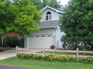 5404 N Hedgerow Ln, Peoria, IL 61614