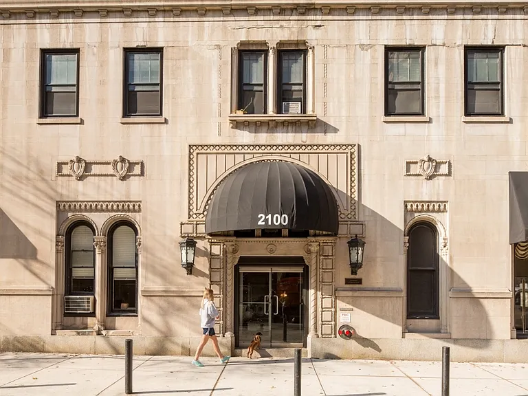 Embassy Apartments — Photo 1