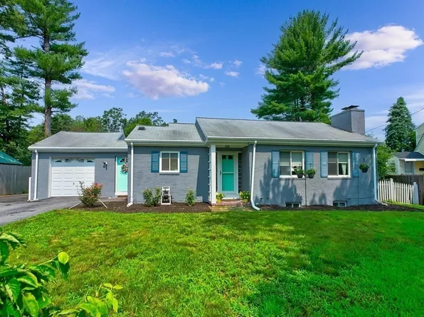 8 Hilltop Ter, Chelmsford, MA 01824