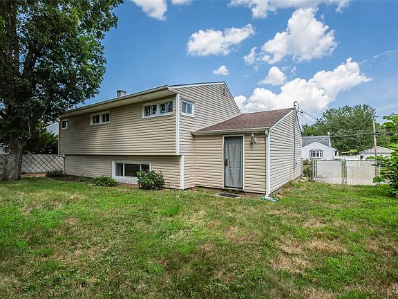 3rd image of 216 Claywood Dr