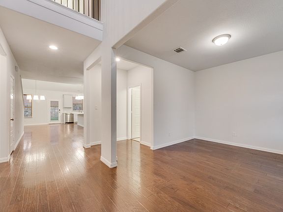 3rd image of 2418 Hillview Dr