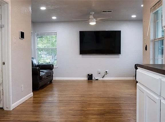 3rd image of 902 Gardenia Dr