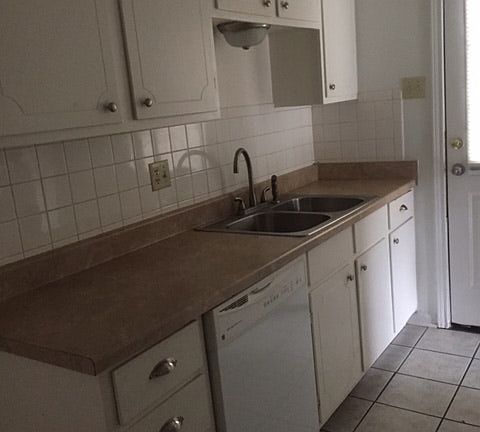 4th image of 1220 W Hunt St