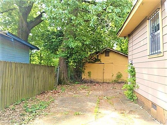 Exterior Left sid / garage/ storage view