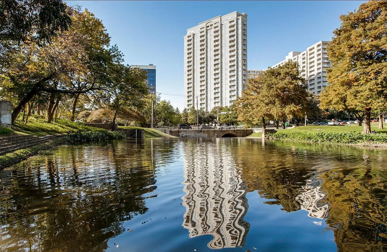 3225 Turtle Creek Blvd — Photo 3