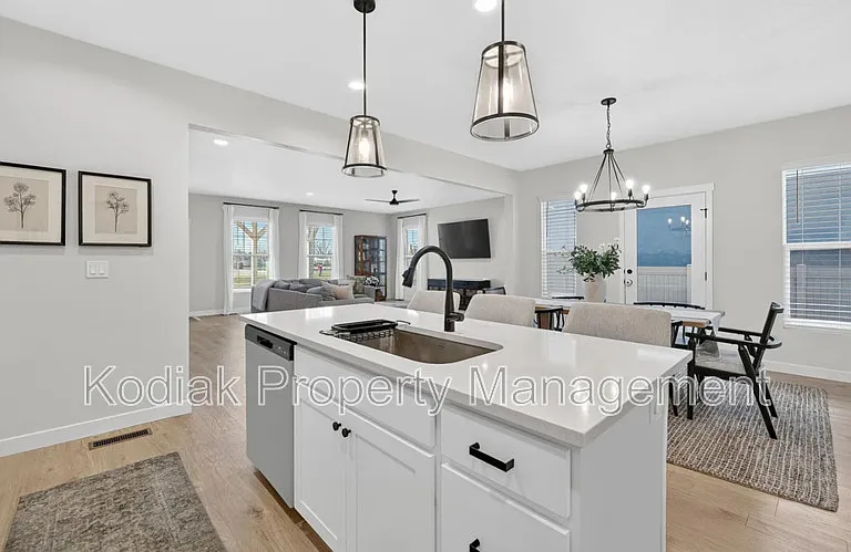 979 W Shoreline Dr — Photo 8