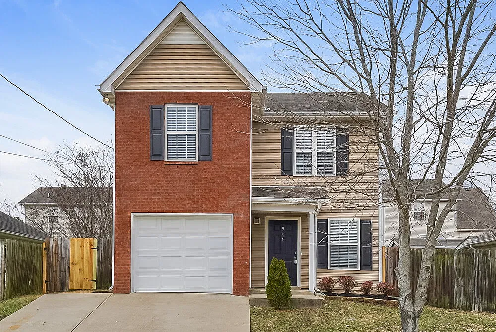 3 bed, 2.5 bath, 1304 sqft, $2,180 — Photo 1