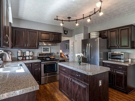5th image of 490 Whitley Dr