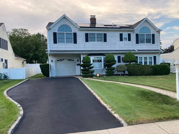 20 Pilgrim Lane, Westbury, NY 11590